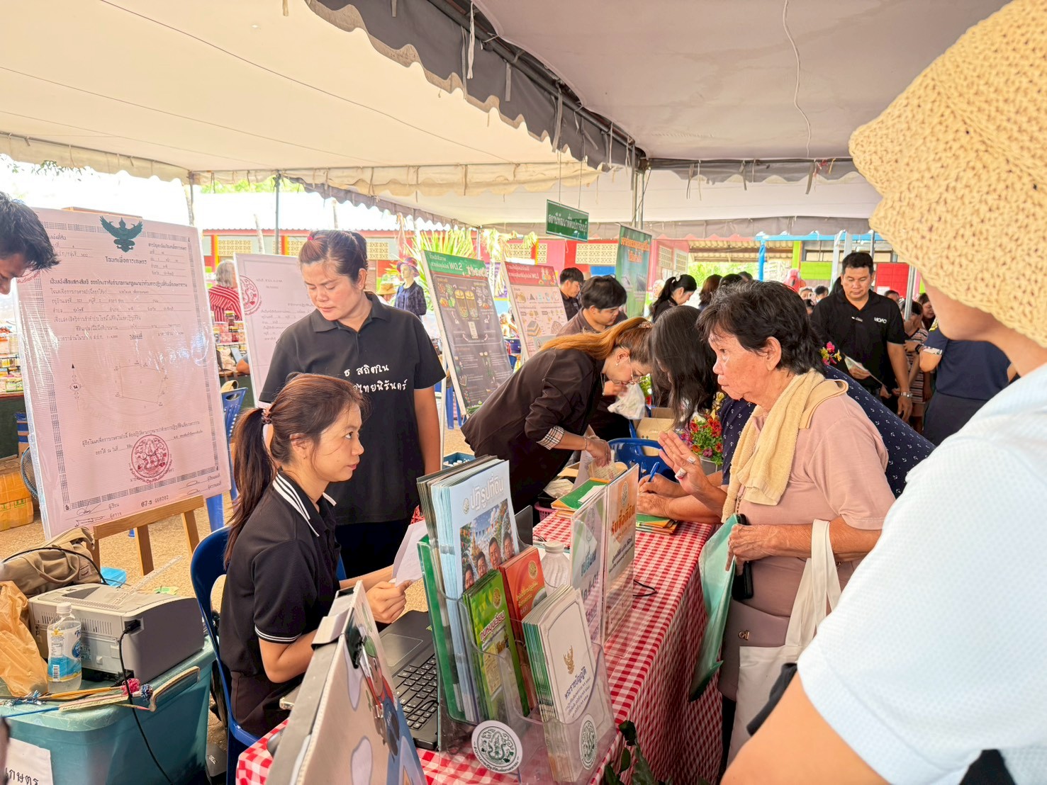 title - วันที่ 22 เมษายน 2569 นายวิทูล ประดิษฐบุญ ปฏิรูปที่ดินจังหวัดปราจีนบุรี  พร้อมด้วย เจ้าหน้าที่ ส.ป.ก.ปราจีนบุรี เข้าร่วมโครงการจังหวัดเคลื่อนที่  โครงการ 